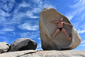 Oso musculoso cataln en las rocas de la playa