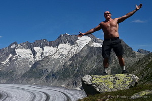 Chico pelirrojo fornido - senderismo en las montaas del glaciar Aletsch - fotografa exterior masculina