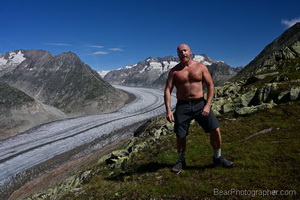 Chico pelirrojo fornido - senderismo en las montaas del glaciar Aletsch - fotografa exterior masculina