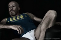 Cadeira Le Corbusier LC-01 - imagens de muscle bear - fotografia masculina forte